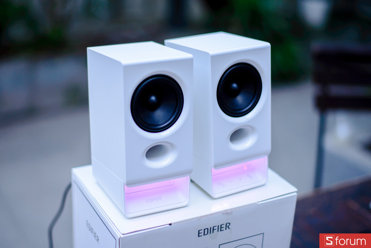 Điểm nhấn đặc biệt của Đánh giá Edifier R20 chính là hệ thống đèn LED RGB