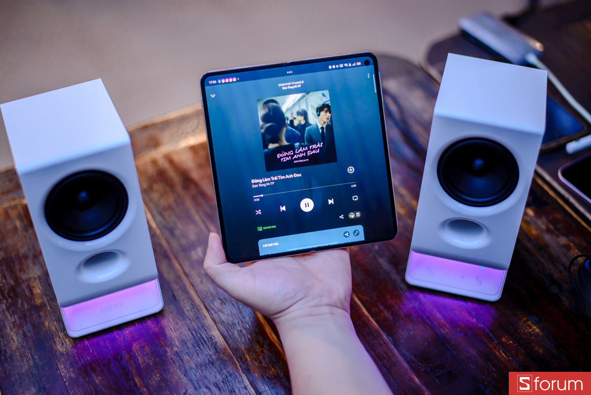 Âm trung khá rõ ràng, phù hợp cho việc nghe nhạc pop, acoustic hay xem phim