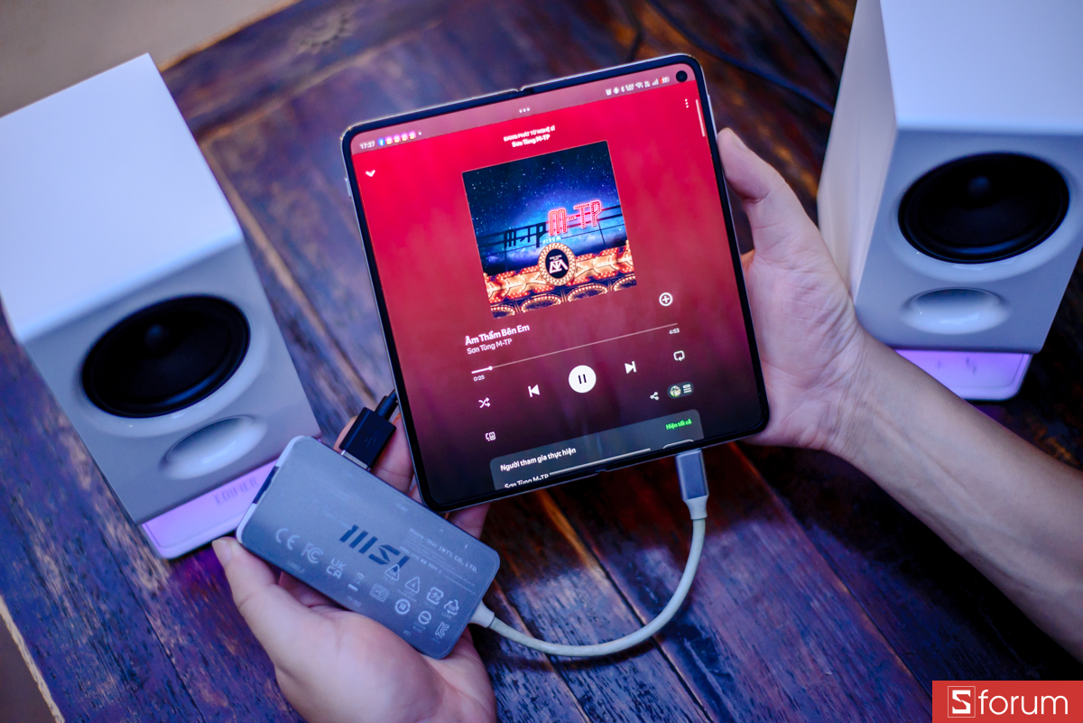 Trên tay Edifier R20, có thể thấy loa còn hỗ trợ kết nối qua cổng USB để nhận tín hiệu âm thanh digital trực tiếp