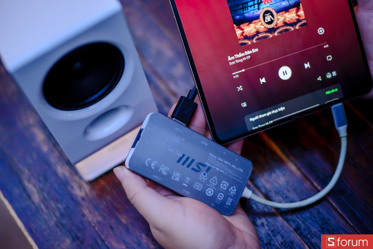 Trên tay Edifier R20, có thể thấy loa còn hỗ trợ kết nối qua cổng USB để nhận tín hiệu âm thanh digital trực tiếp