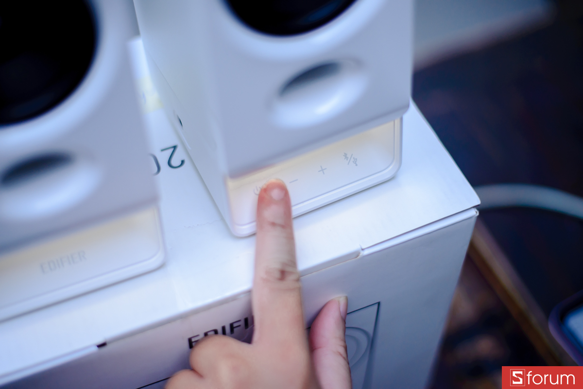 Cạnh dưới của loa chính (loa phải) là vị trí đặt các nút điều khiển cảm ứng