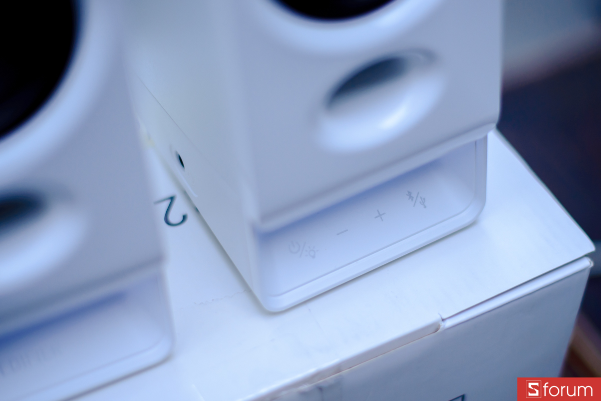 Cạnh dưới của loa chính (loa phải) là vị trí đặt các nút điều khiển cảm ứng