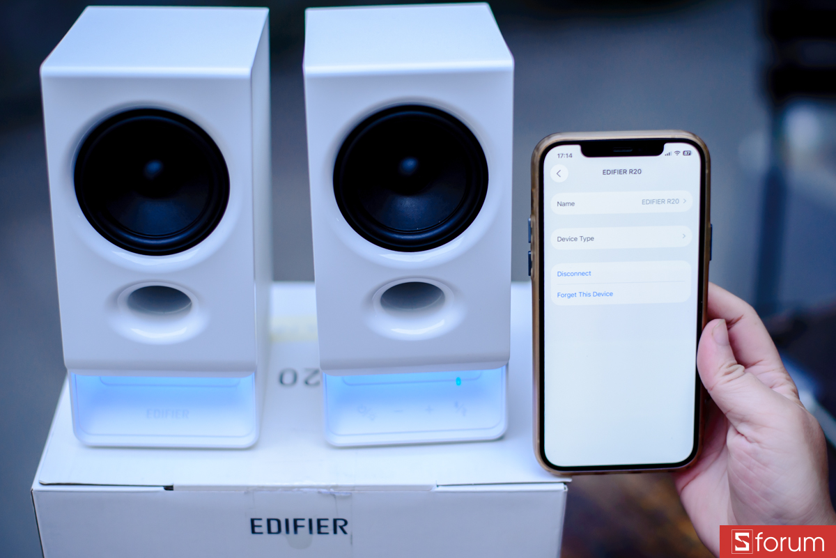 Trên tay Edifier R20, có thể thấy loa hỗ trợ đa dạng các chuẩn đầu vào