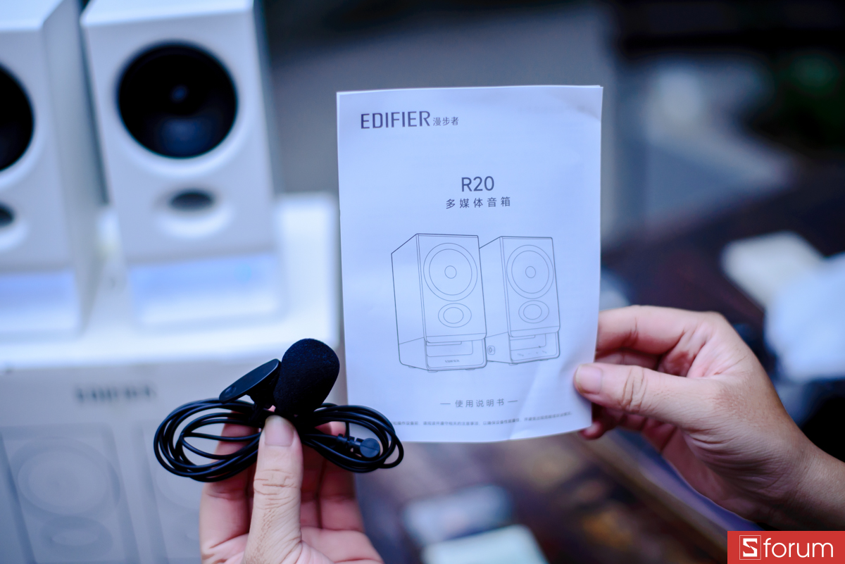 Bên trong hộp có một micro cài áo với đầu cắm 3.5mm và sách hướng dẫn sử dụng