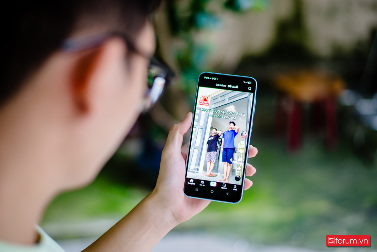 Công nghệ Super AMOLED cho màu sắc rực rỡ, sống động