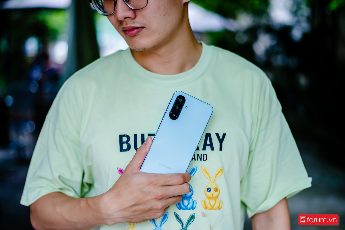 Mặt lưng vẫn làm từ nhựa, nhưng được xử lý nhám mờ, hạn chế bám vân tay khá hiệu quả