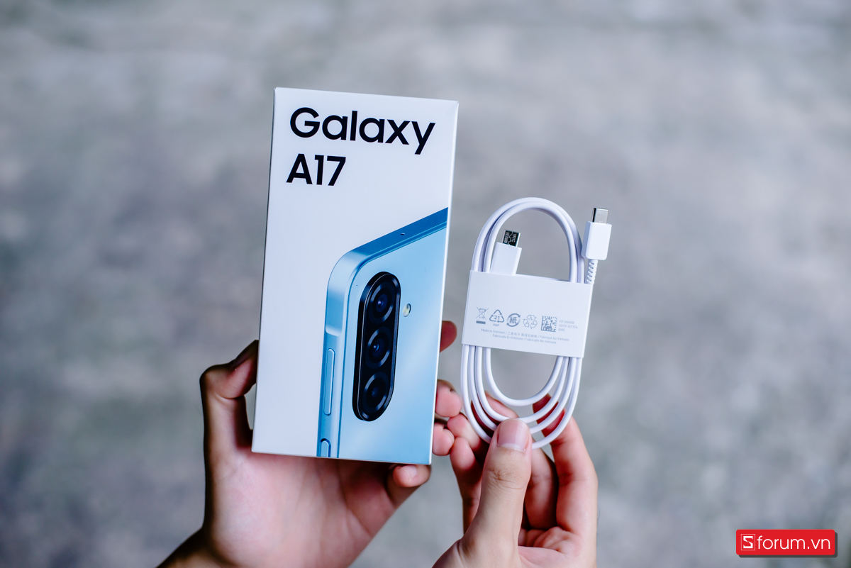 Đi kèm trong hộp có sách hướng dẫn, que chọc SIM và một sợi cáp USB-C