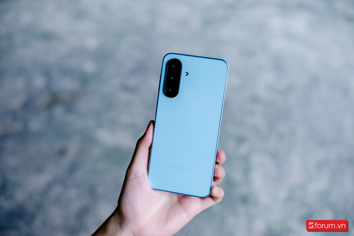 Khi trên tay Samsung Galaxy A17 4G: Phiên bản màu xanh dương khiến mình khá lòng