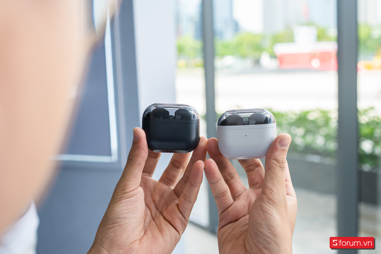 Hộp sạc của Galaxy Buds3 FE có kích thước nhỏ gọn
