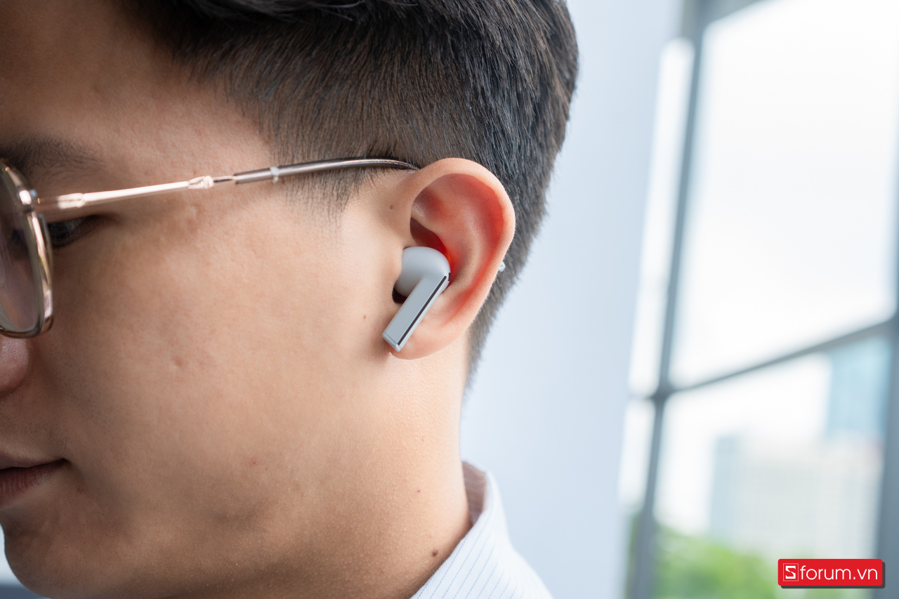 Thiết kế dạng thanh trên Galaxy Buds3 FE không chỉ tạo nên vẻ hiện đại mà còn mang lại nhiều lợi ích thực tế