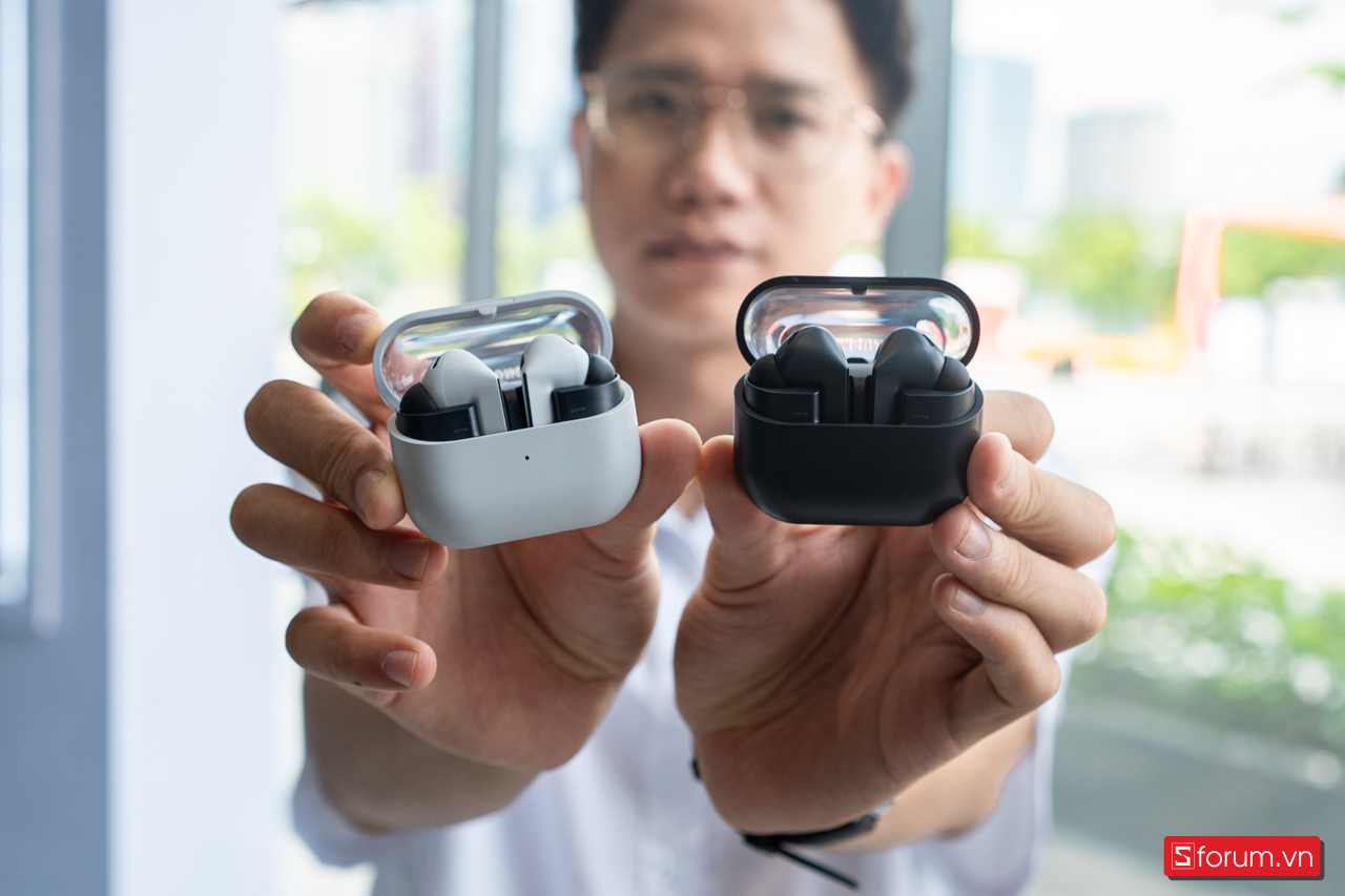 Tai nghe có hai lựa chọn màu sắc Đen và Xám
