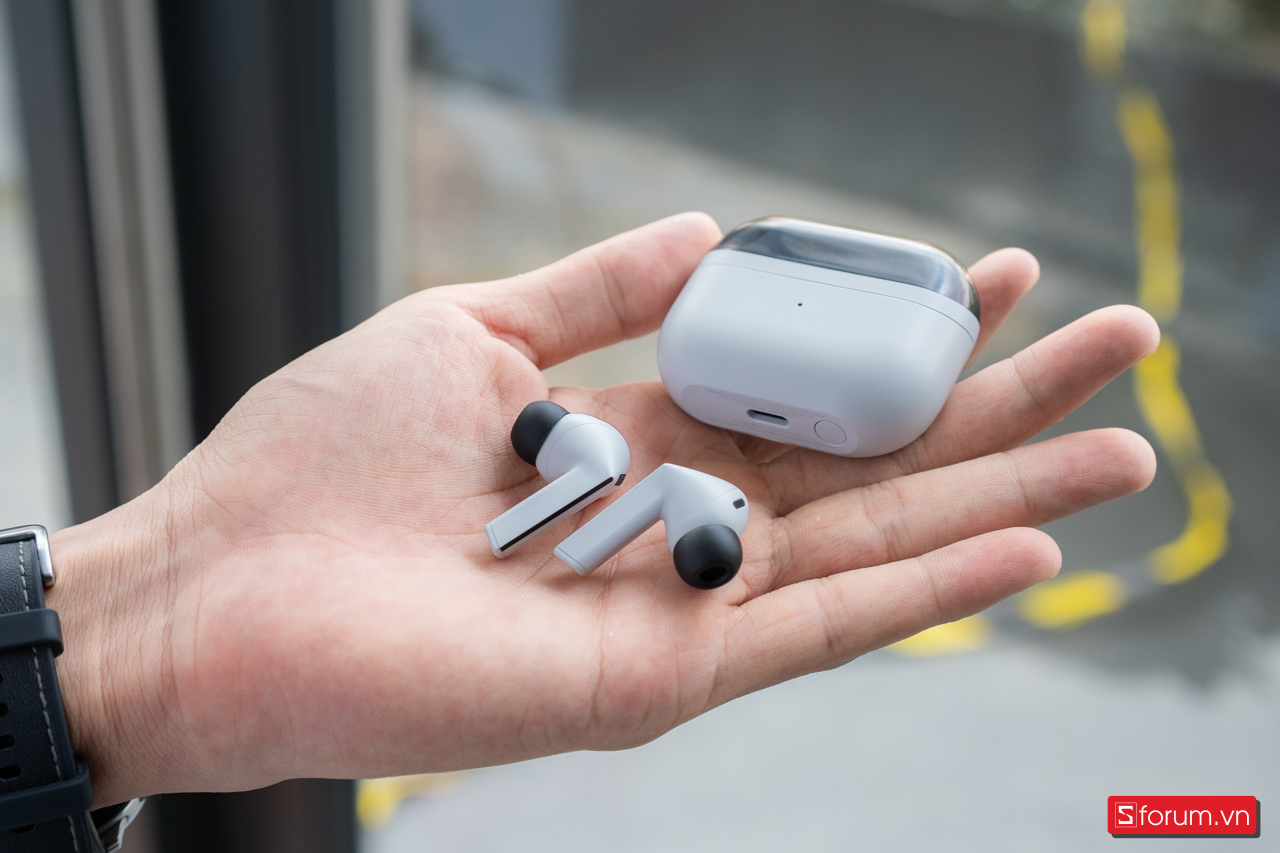 Khi trên tay Samsung Galaxy Buds3 FE, điều mình ấn tượng nhất chính là sự thay đổi thiết kế hoàn toàn mới 