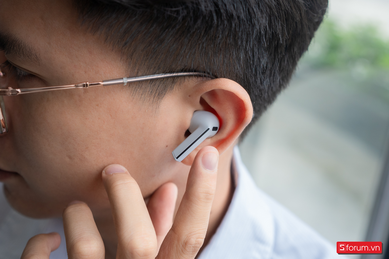 Điểm đáng chú ý khi trên tay Samsung Galaxy Buds3 FE chính là việc tích hợp Galaxy AI