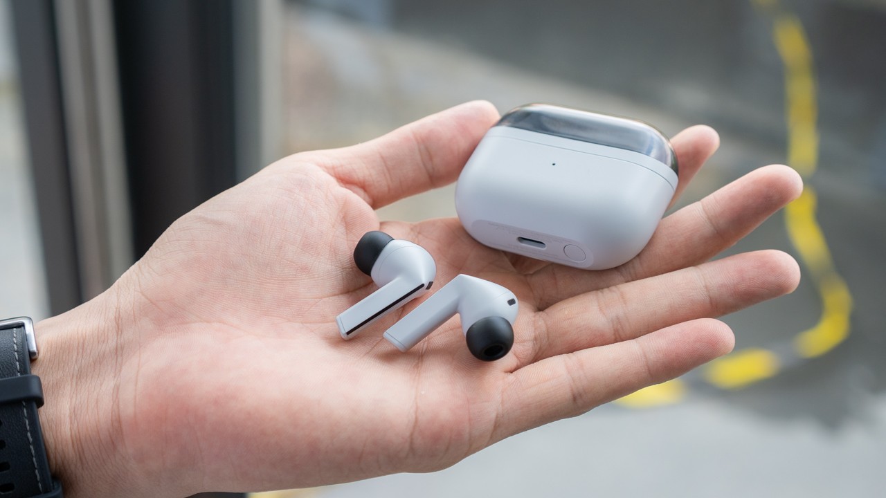 Trên tay Samsung Galaxy Buds3 FE: Thiết kế mới, chất âm nâng cấp ấn tượng, tích hợp AI phiên dịch viên
