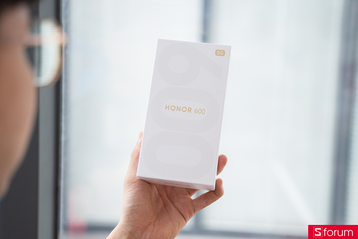 Trên tay HONOR 600 và mở hộp: Đủ phụ kiện cáp sạc và ốp lưng
