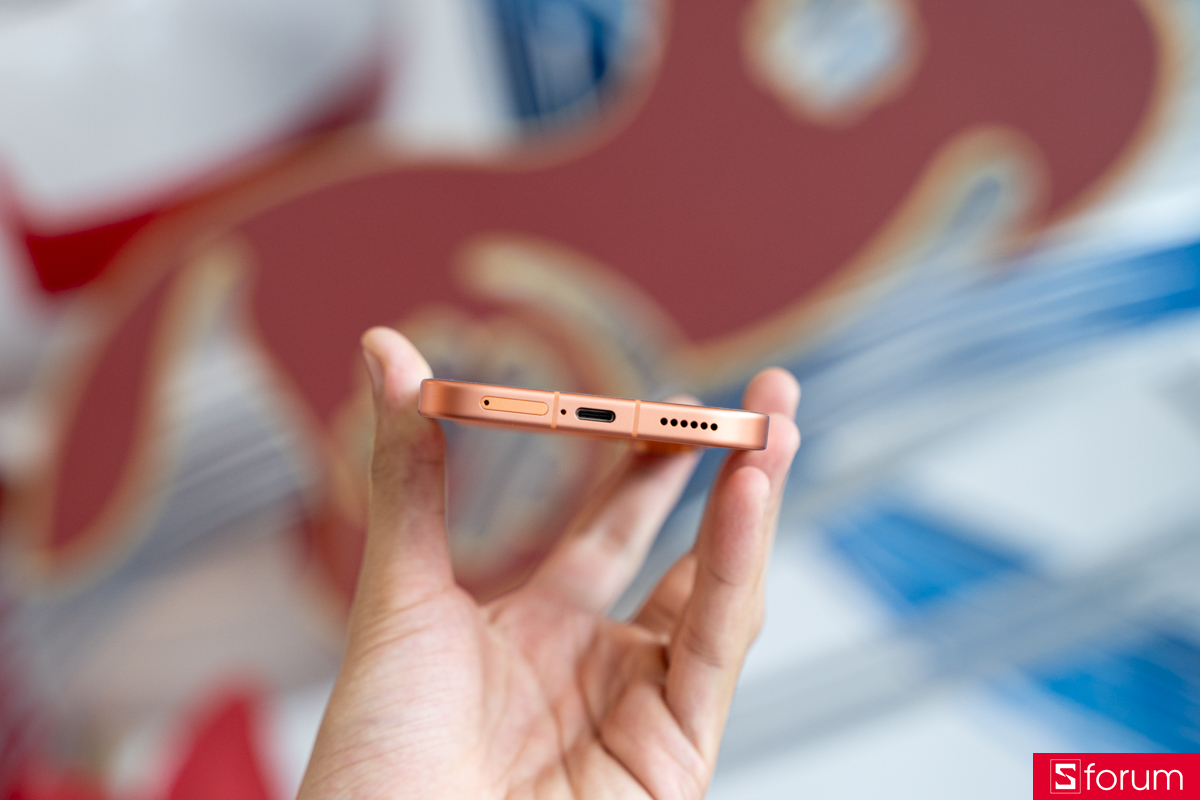 Cạnh dưới là dản loa thứ hai, cổng sạc Type-C và khe cắm SIM.