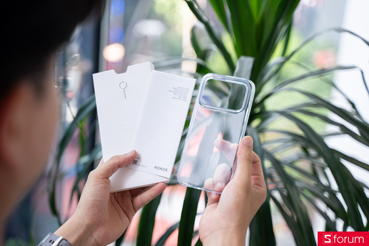 Trên tay HONOR 600 và mở hộp: Đủ phụ kiện cáp sạc và ốp lưng