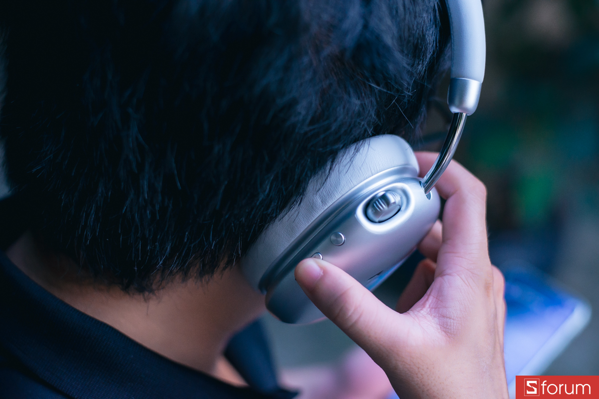 Ở cạnh bên của tai nghe là hệ thống điều khiển được thiết kế rất thông minh