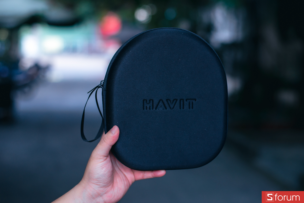 Havit khá hào phóng khi trang bị cho tai nghe một chiếc hộp đựng cứng cáp