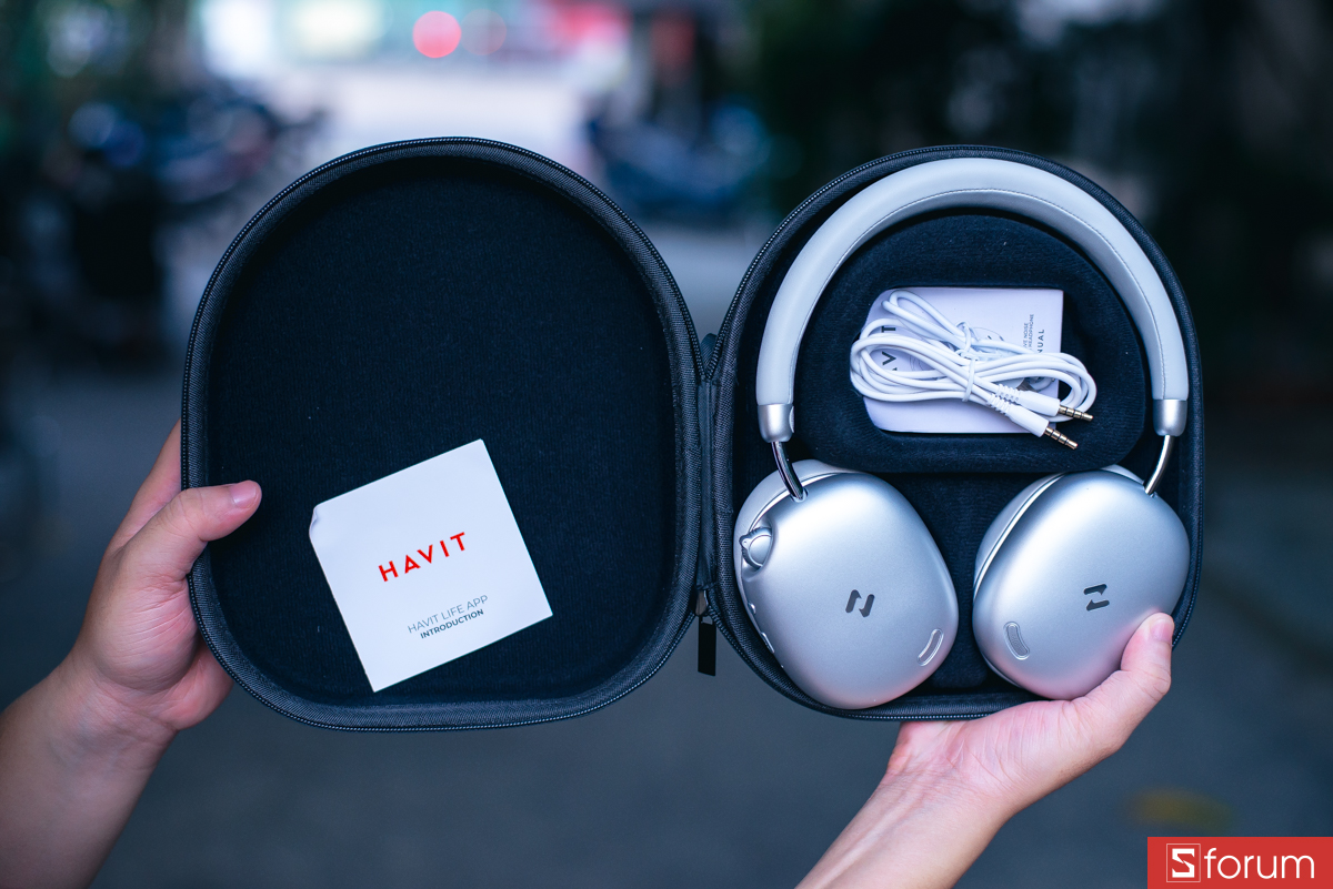 Havit khá hào phóng khi trang bị cho tai nghe một chiếc hộp đựng cứng cáp
