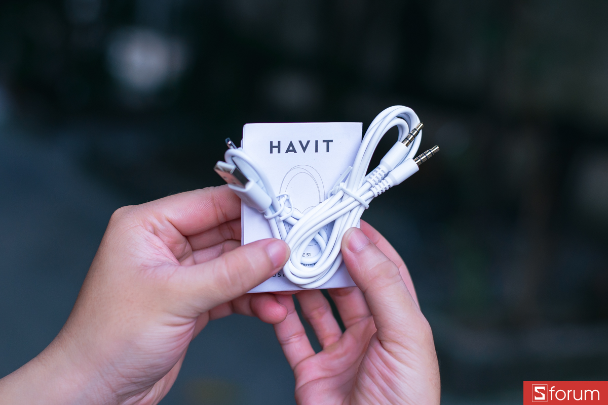 Phụ kiện đi kèm còn có dây cáp sạc USB-C, một dây AUX 3.5mm