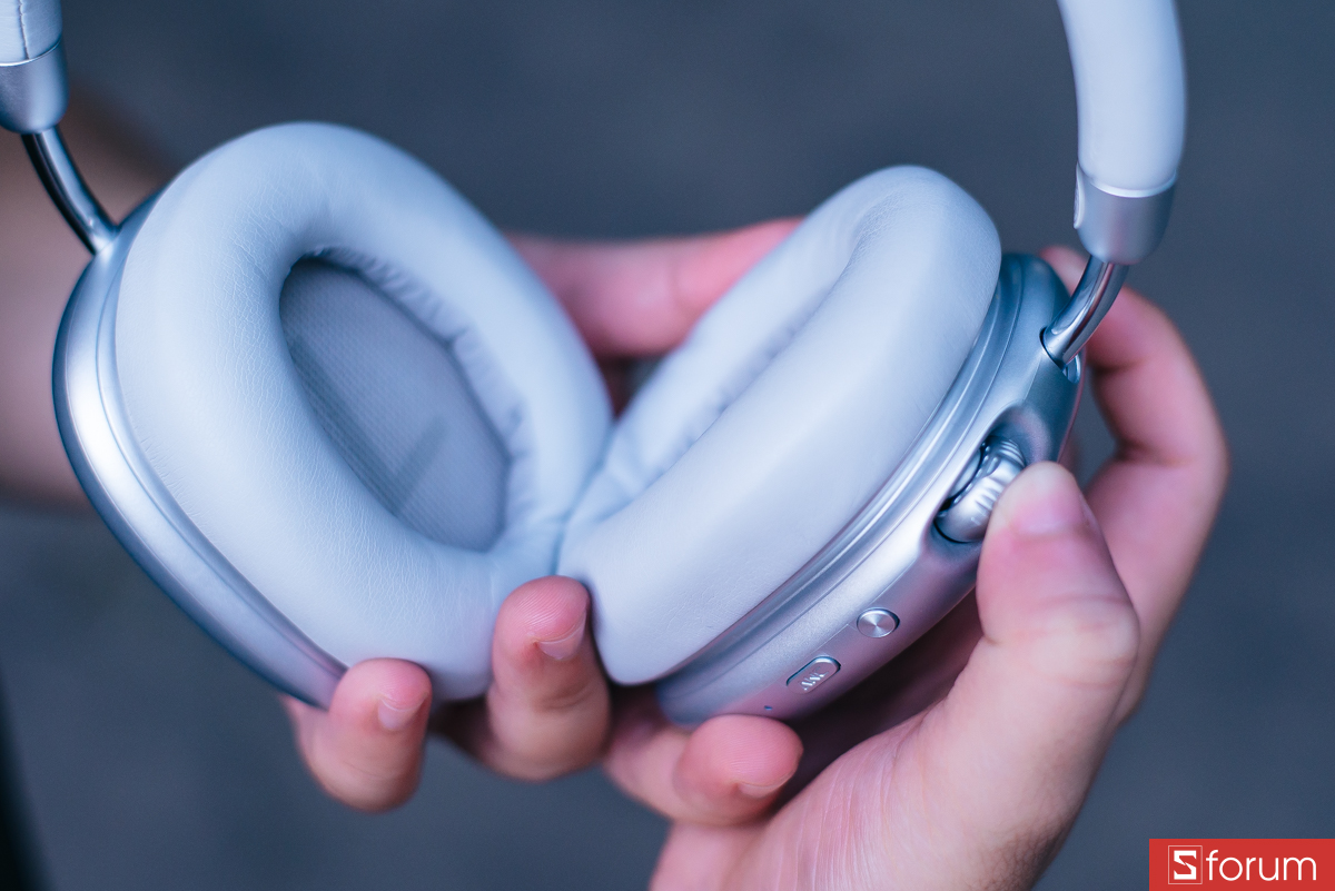 Ở cạnh bên của tai nghe là hệ thống điều khiển được thiết kế rất thông minh