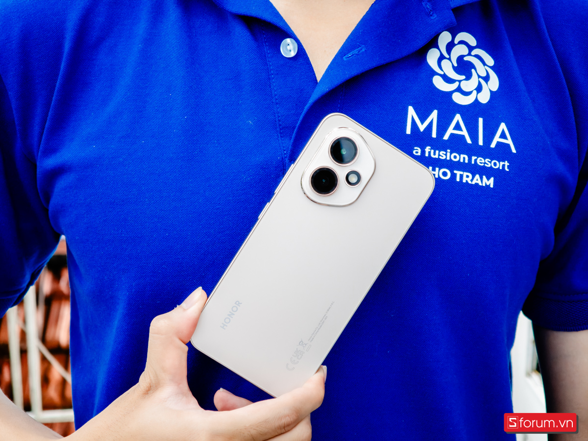 Honor 400 5G có kích thước khá gọn gàng với độ dày chỉ 7.3mm