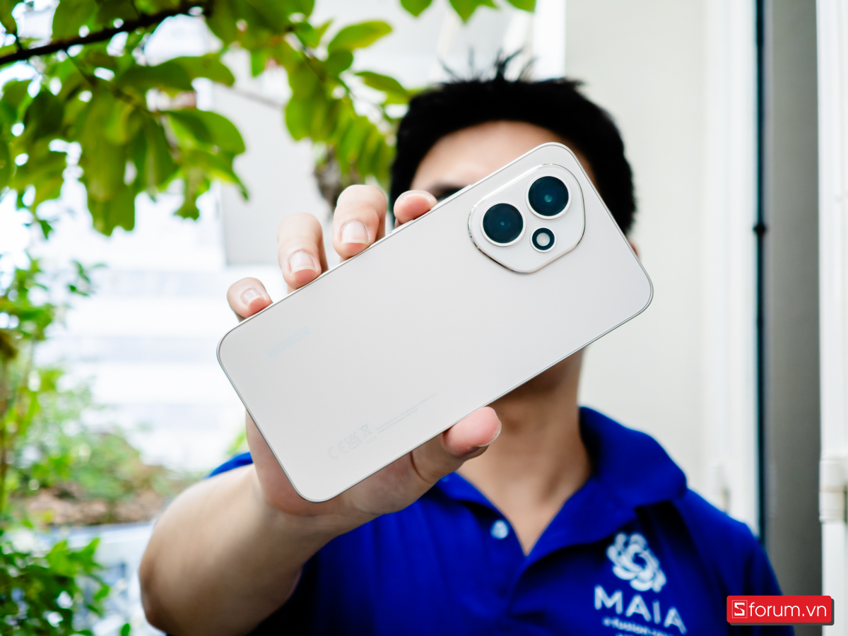 So sánh HONOR 400 vs Samsung Galaxy S25 FE về thiết kế