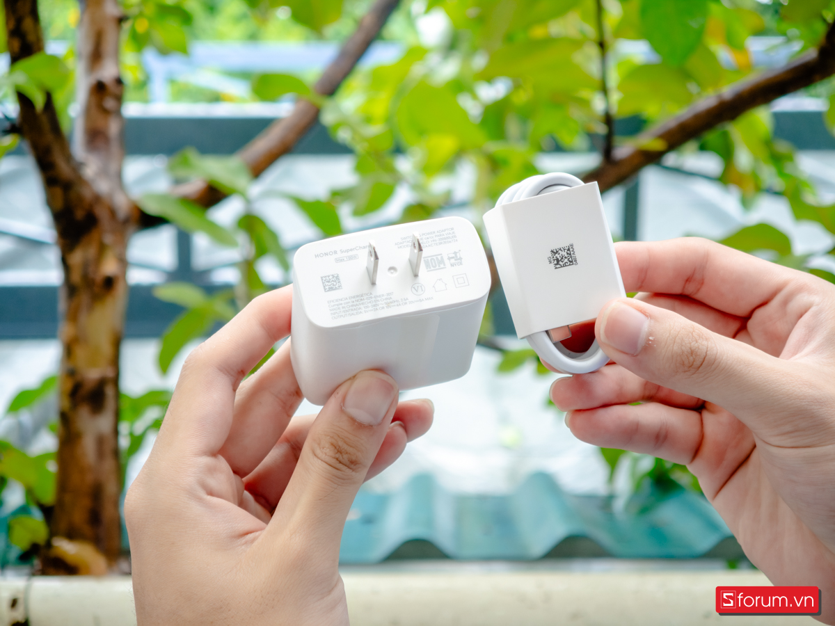 Điểm đáng khen ngợi là Honor vẫn giữ nguyên củ sạc trong hộp