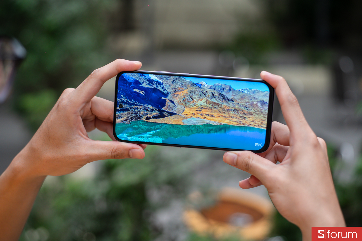 Mặt trước HONOR 600S sử dụng màn hình lớn 6,87 inch