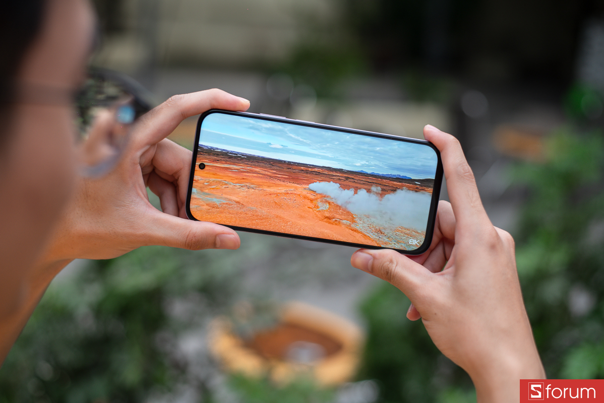 HONOR sử dụng tấm nền TFT LCD với độ phân giải 1592 × 720 pixel