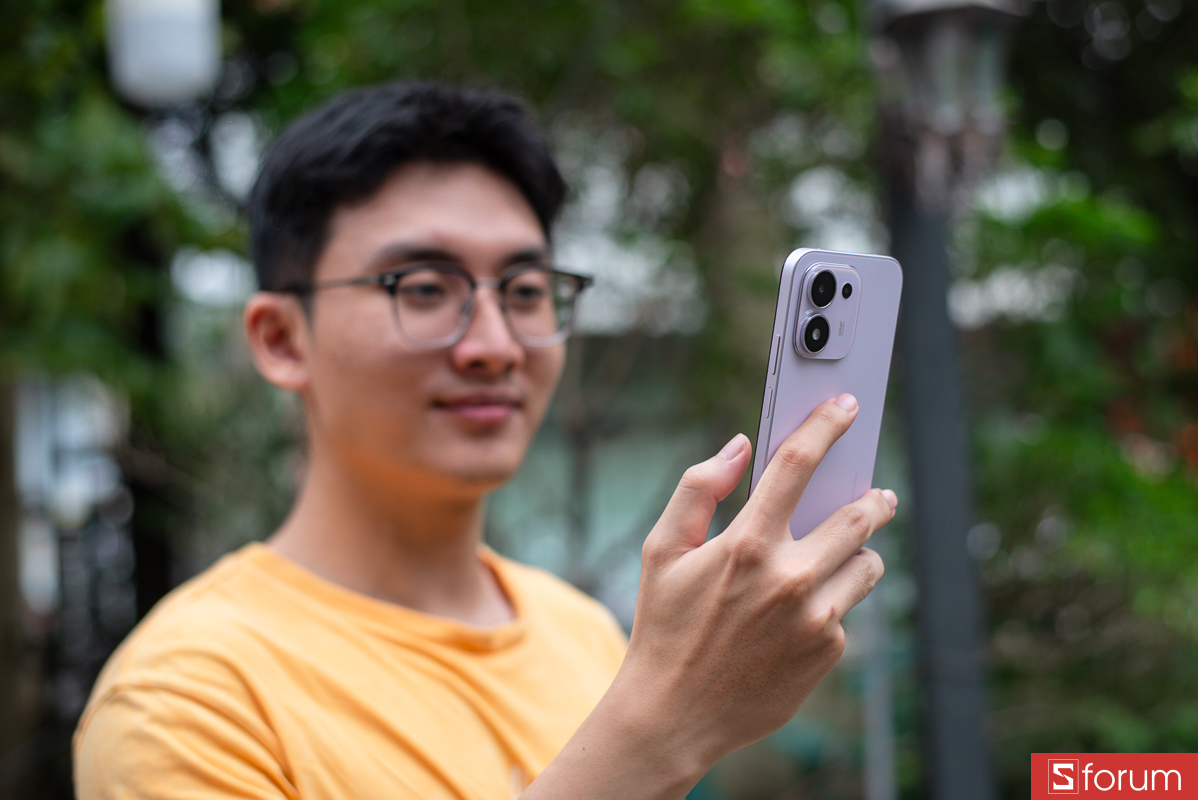 Cầm máy lên thì cảm giác đầu tiên của mình là HONOR 600S khá đầm