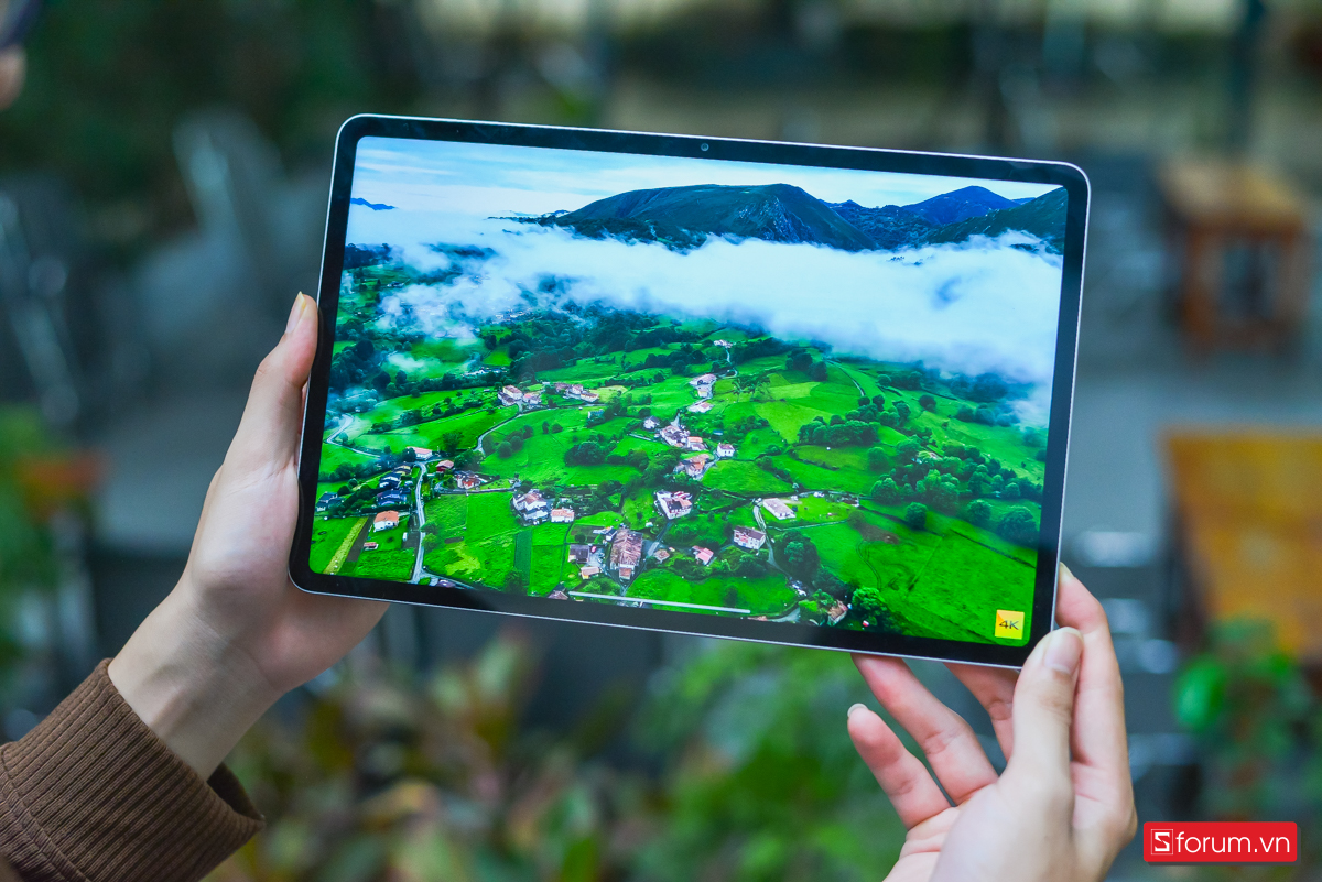 Khi trên tay Honor Pad 10, điểm ấn tượng đầu tiên chính là tấm màn hình IPS LCD 12.1 inch