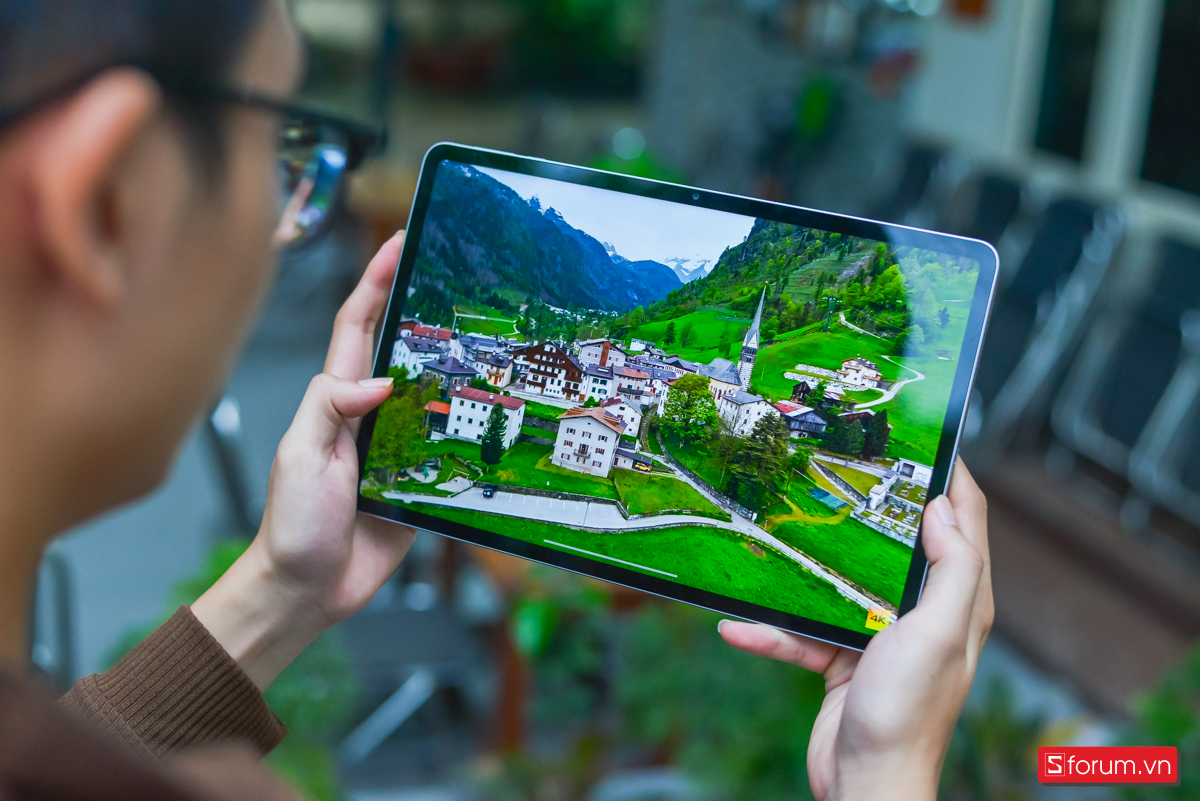 Màn hình có tần số quét 120Hz giúp các thao tác vuốt chạm trở nên mượt mà