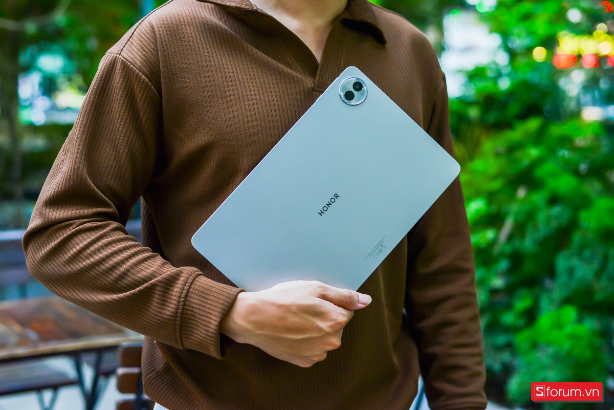 Mặt sau máy được hoàn thiện bằng nhôm nguyên khối