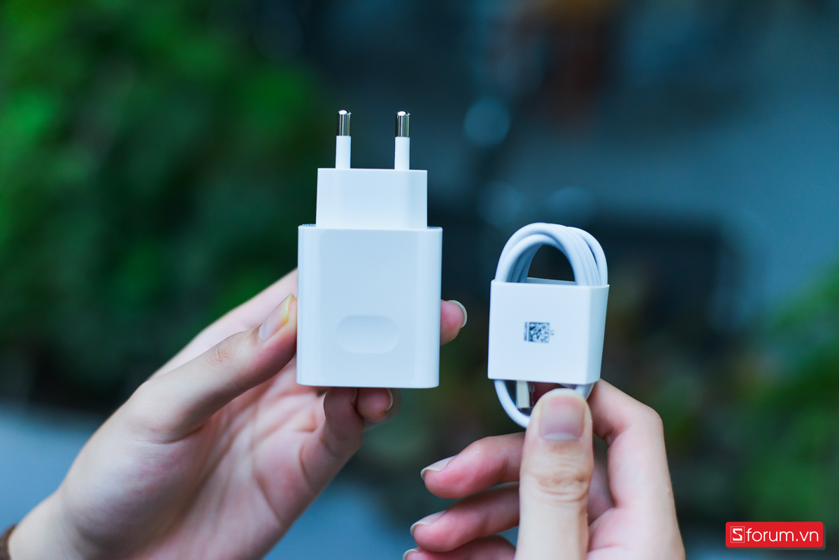 Bên trong hộp, số lượng phụ kiện khá cơ bản nhưng đầy đủ cho nhu cầu sử dụng