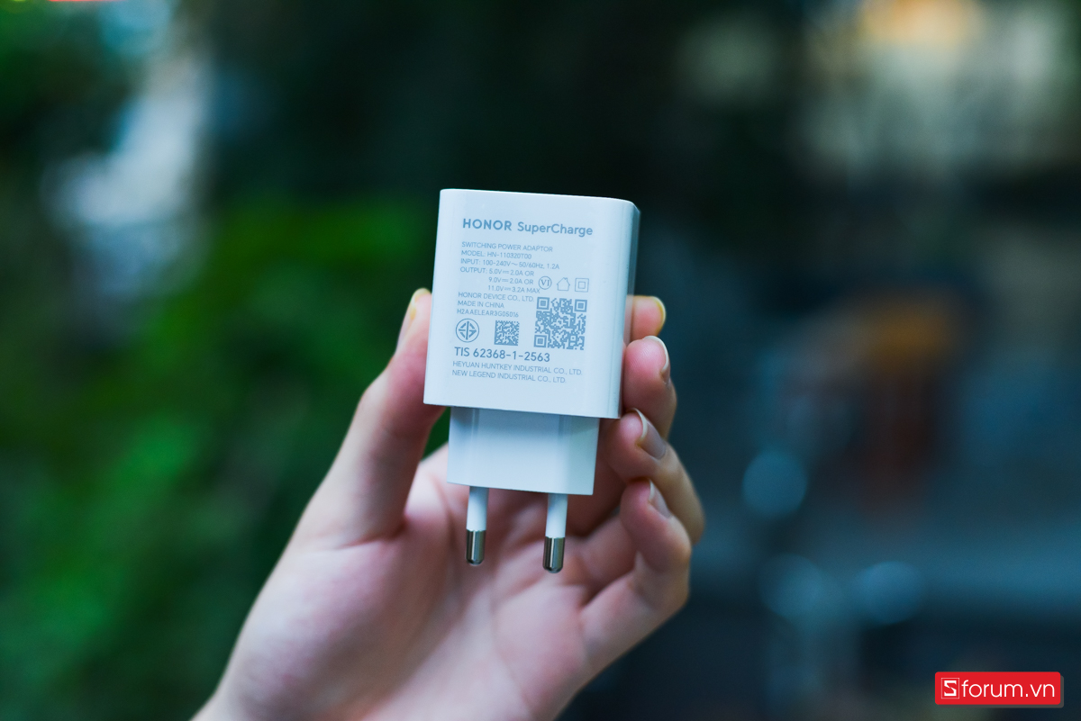 Bên trong hộp, số lượng phụ kiện khá cơ bản nhưng đầy đủ cho nhu cầu sử dụng