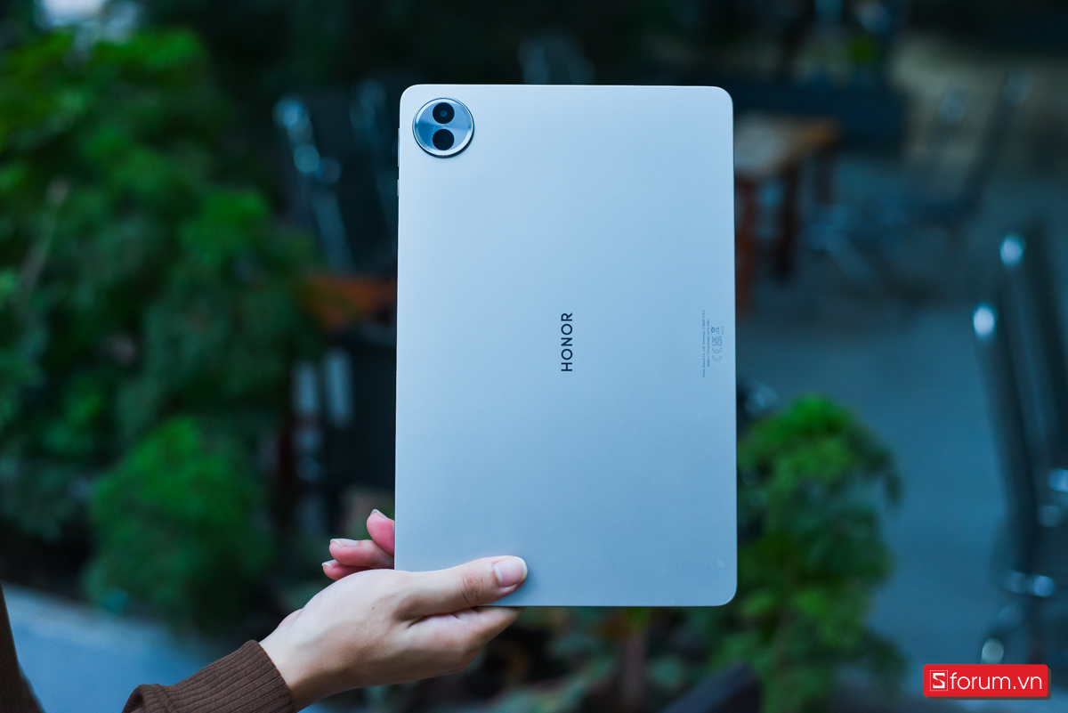 Điểm nổi bật đầu tiên khi trên tay Honor Pad 10 chính là thiết kế cao cấp