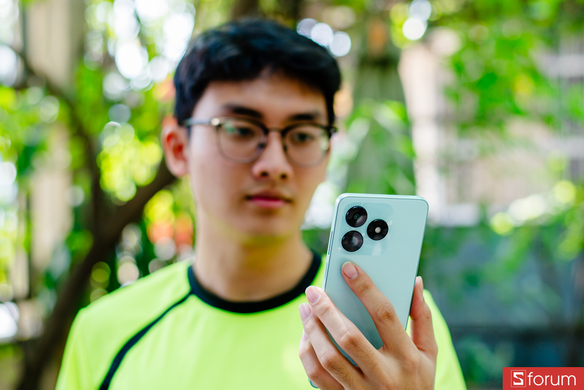 Khi cầm trên tay Honor X5c Plus, điểm mình chú ý tiếp theo chính là thiết kế khá gọn gàng và nhẹ nhàng của máy