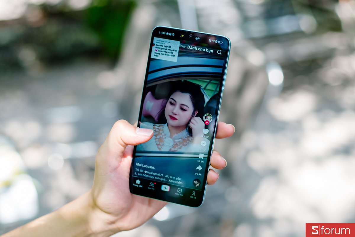 Điểm nhấn quan trọng là màn hình hỗ trợ tần số quét 90Hz