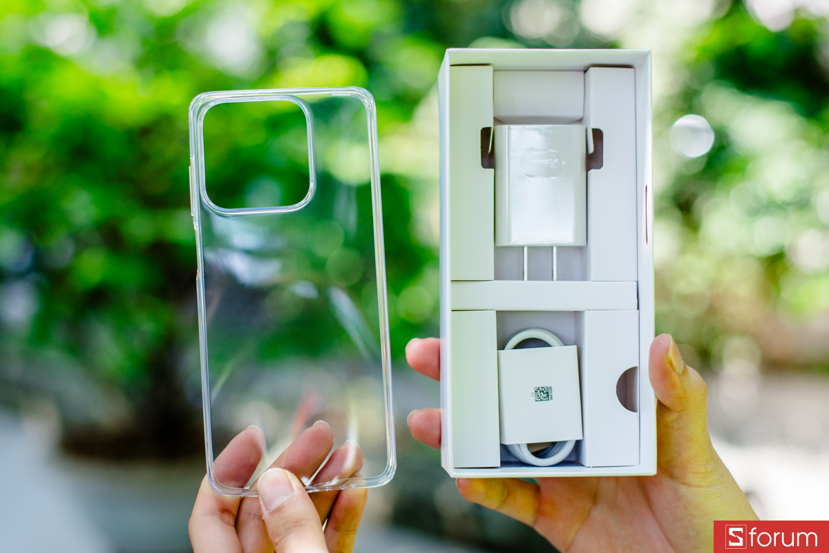 Bên trong hộp, Honor trang bị khá đầy đủ phụ kiện