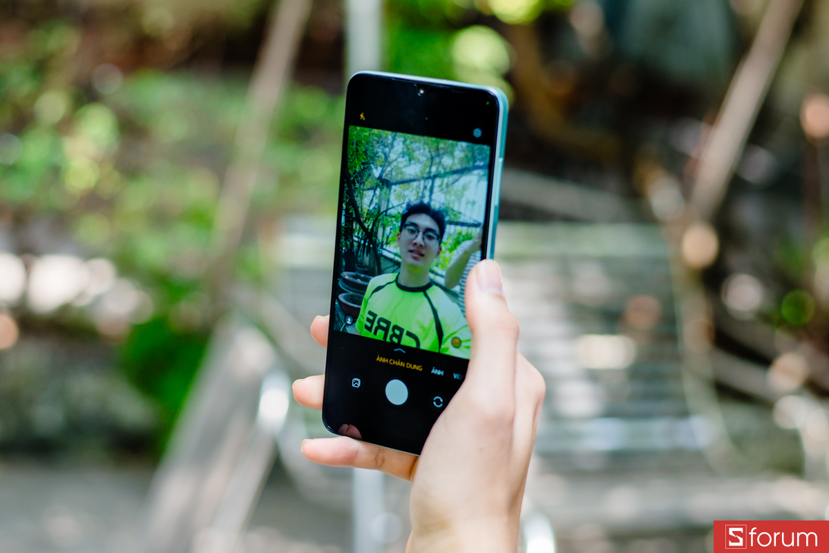 Camera trước có độ phân giải 5MP với khẩu độ f/2.2, đủ để selfie và gọi video