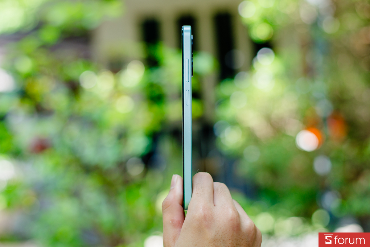 Cạnh phải của máy là nút nguồn kiêm cảm biến vân tay tích hợp và nút tăng giảm âm lượng