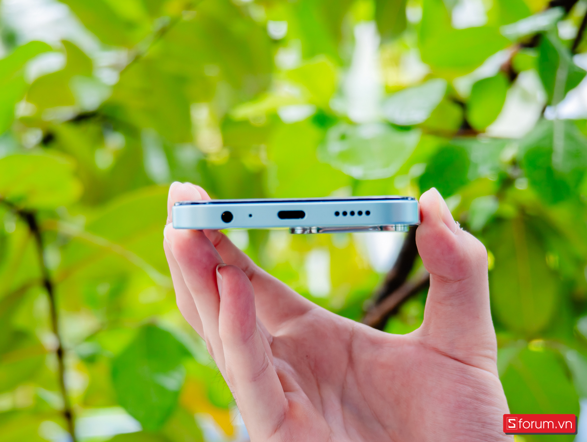 Cạnh dưới là nơi đặt cổng USB Type-C, loa ngoài mono, microphone và giắc cắm tai nghe 3.5mm