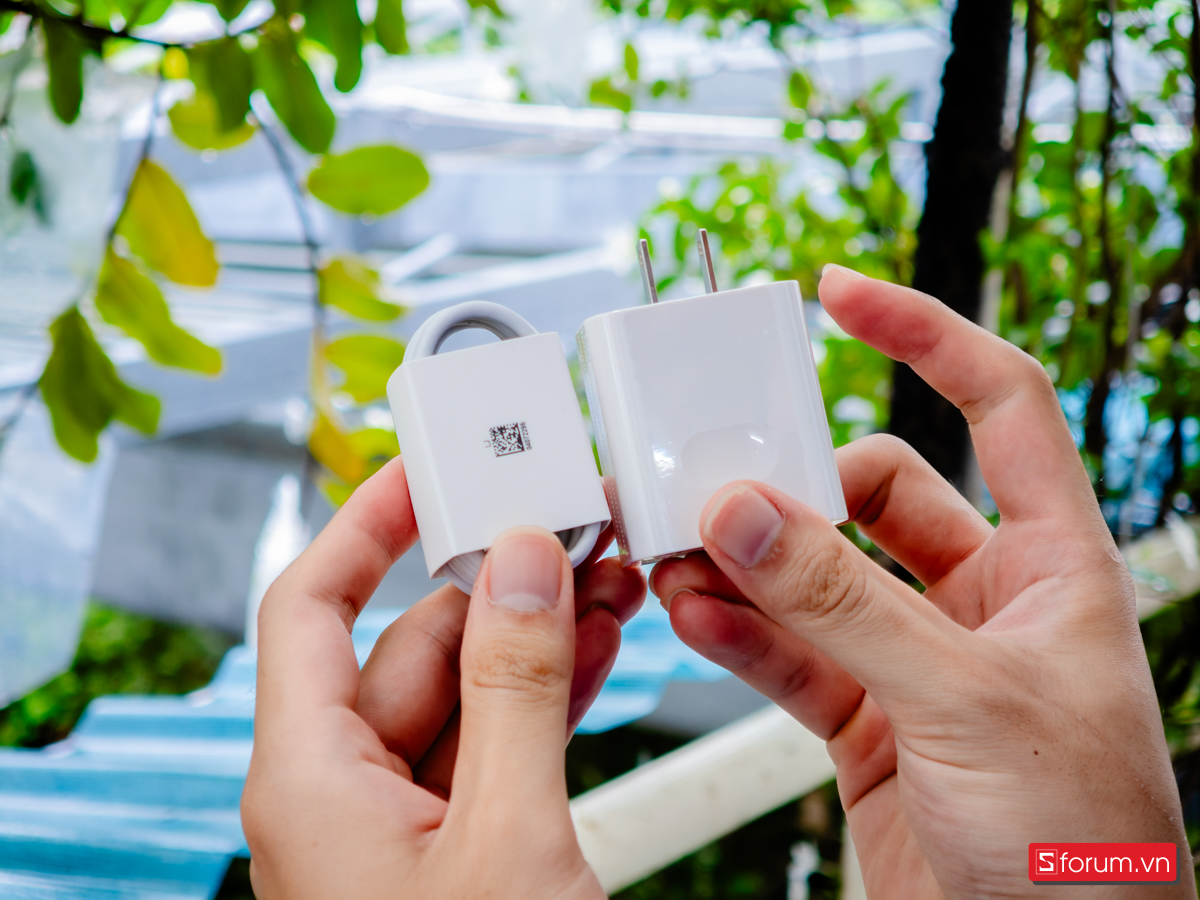 Bên trong hộp, người dùng sẽ nhận được bộ phụ kiện khá đầy đủ