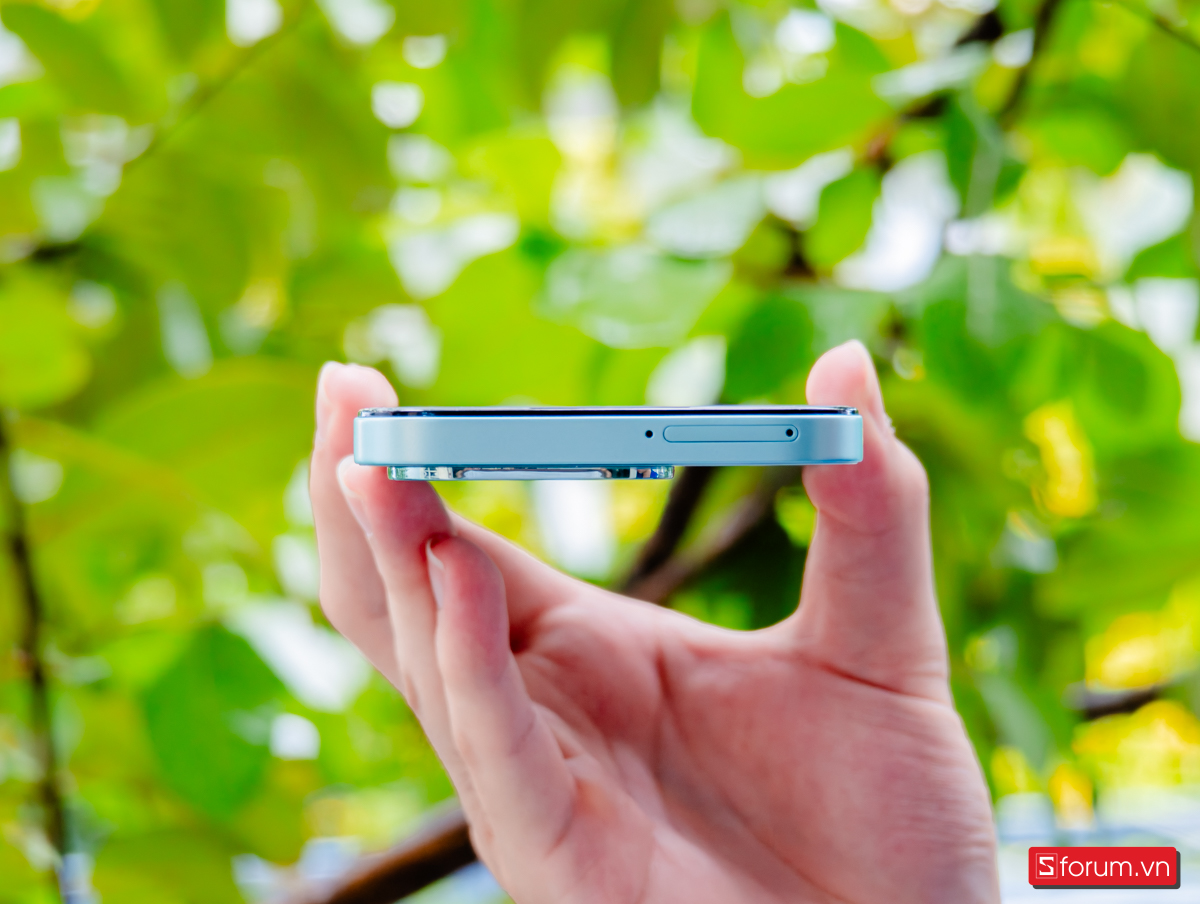 Cạnh trên là nơi đặt khay sim hybrid hỗ trợ 2 nano SIM