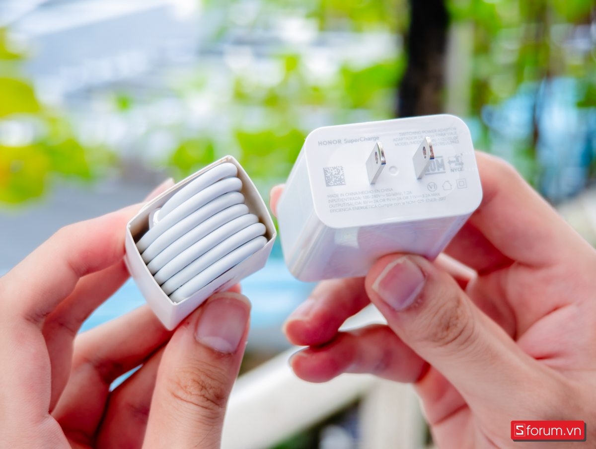 Bên trong hộp, người dùng sẽ nhận được bộ phụ kiện khá đầy đủ