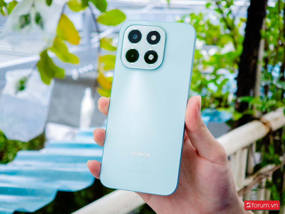 Trên tay Honor X6c, ấn tượng đầu tiên là thiết kế hiện đại với ngôn ngữ trẻ trung