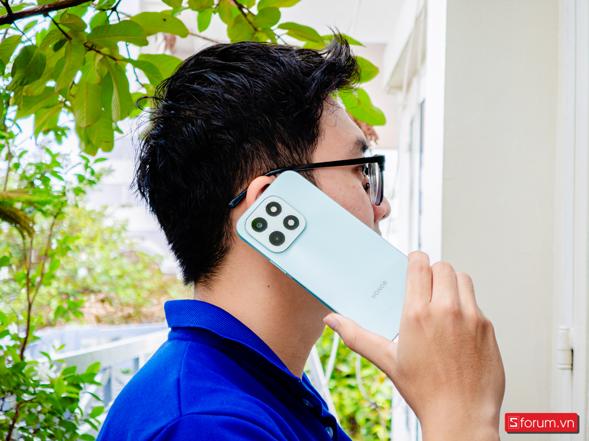 Máy có độ dày vừa phải và trọng lượng được phân bổ đều, mang lại cảm giác cầm nắm chắc chắn