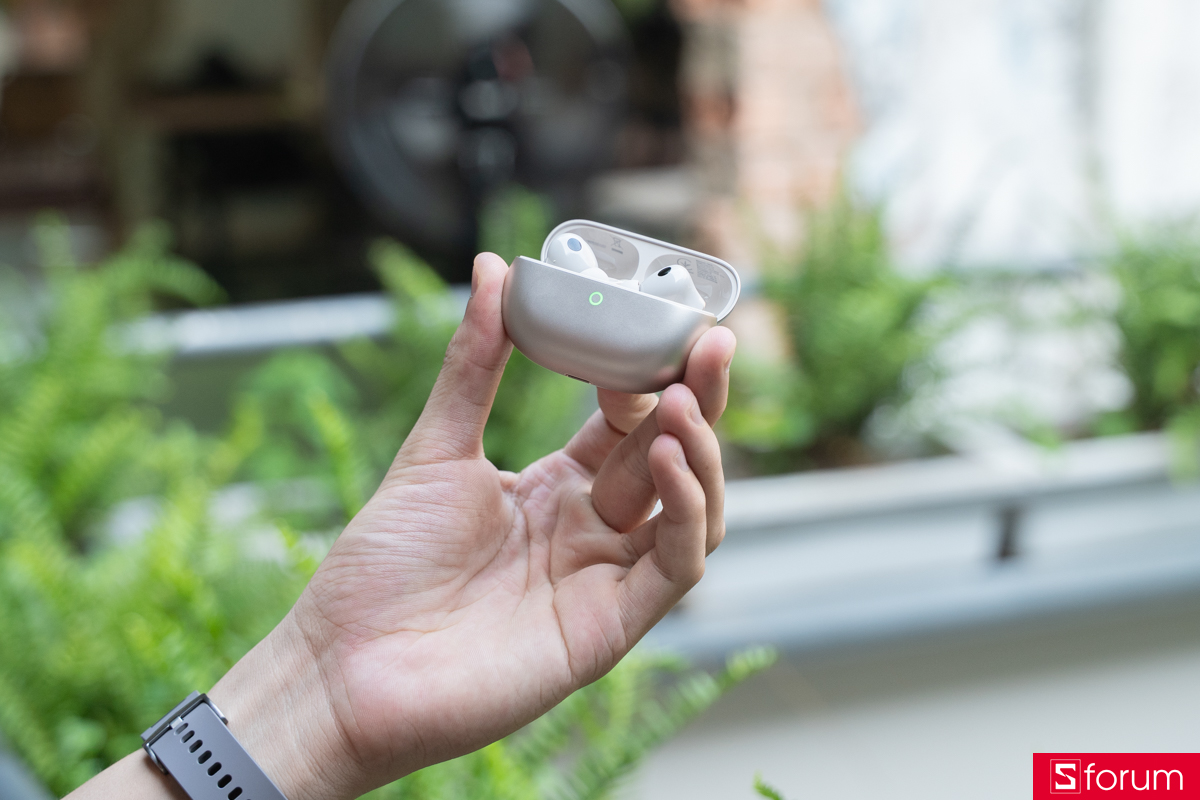 Trên tay Huawei FreeBuds Pro 5: Nắp hộp mở bằng từ tính, cảm giác snap rất mượt và chắc tay